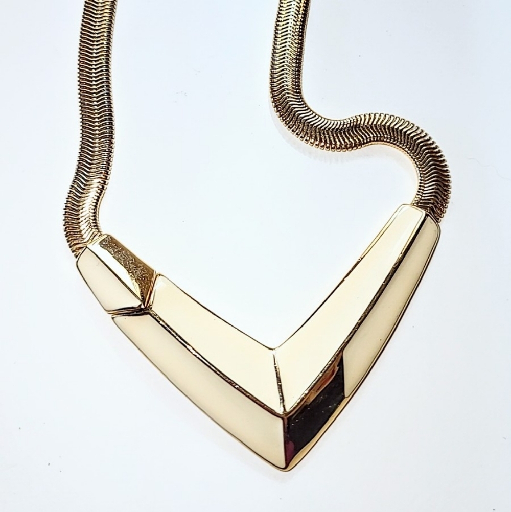 TRIFARI CREAM ENAMEL CHOKER NECKLACE 1980s FRONT CLOSURE